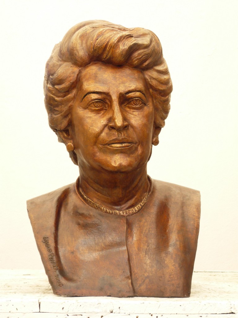 Busto Beatriz de la Fuente por Sergio Peraza