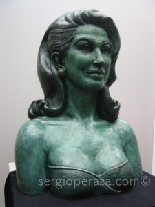 Consuelo-Velazquez-en-bronce