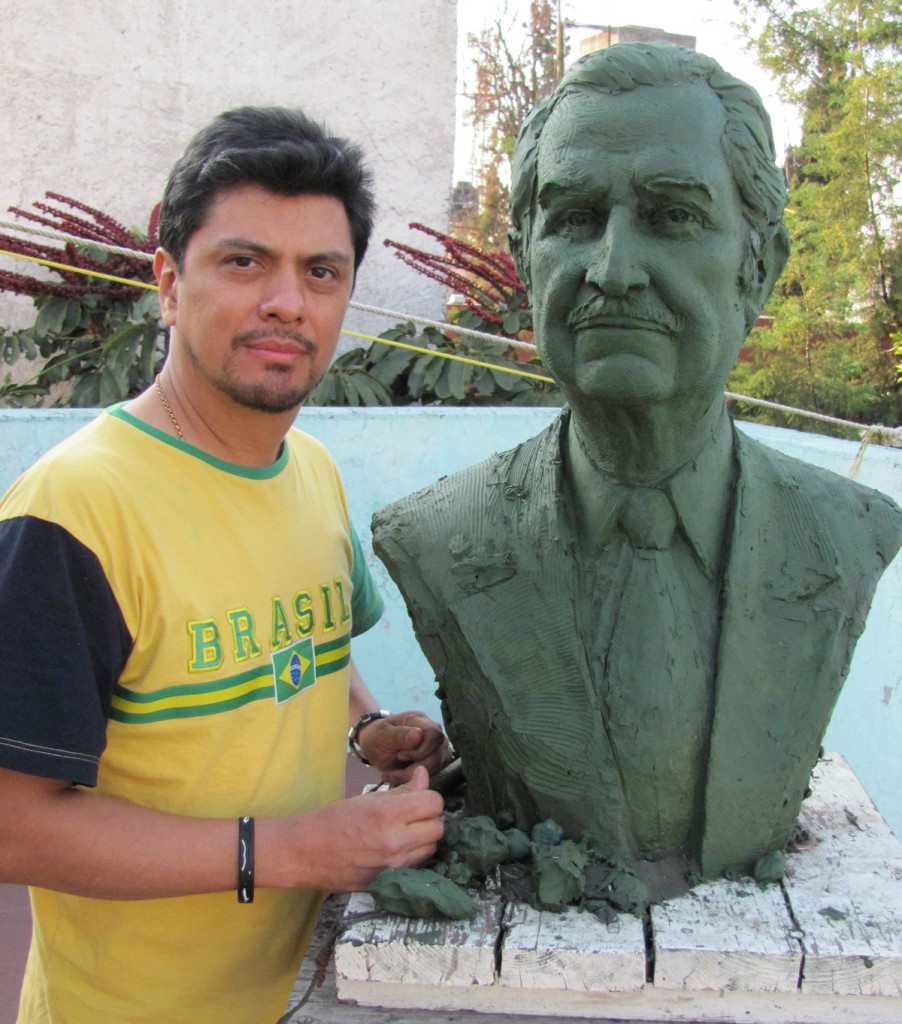 Carlos Fuentes Busto por Sergio Peraza