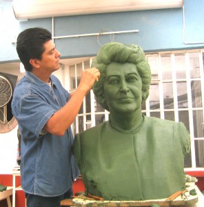 Busto Beatriz de la Fuente por Sergio Peraza