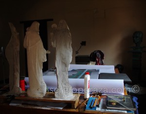 Mesa de trabajo del escultor Sergio Peraza