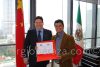 Shangai Consul Miguel Barrio Entrega  Reconocimiento A Sergio Peraza (3) Sergio Peraza Artista Escultor