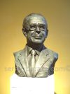 José Antonio Zorrilla “Monís” poeta y cantiletista yucateco 1915-1982 – Busto Escultórico creado en el año 2002 José Antonio Zorrilla Martinez “Monís” Poeta y cantiletista yucateco. Escultura creada por Sergio Peraza 2002