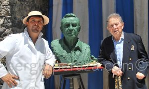 Humberto Peraza Ojeda y el busto homenaje que le hzo su hijo Sergio, tambien escultor