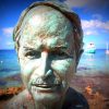 Sergio Peraza sumerge tercer busto de bronce bajo las aguas del mar caribe mexicano, en Cozumel, Quintana Roo. Ricardo Reta Cozumel10