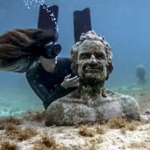 Tres bustos de bronce bajo las aguas del mar caribe mexicano, en Cozumel, Quintana Roo. Ramon-Bravo-